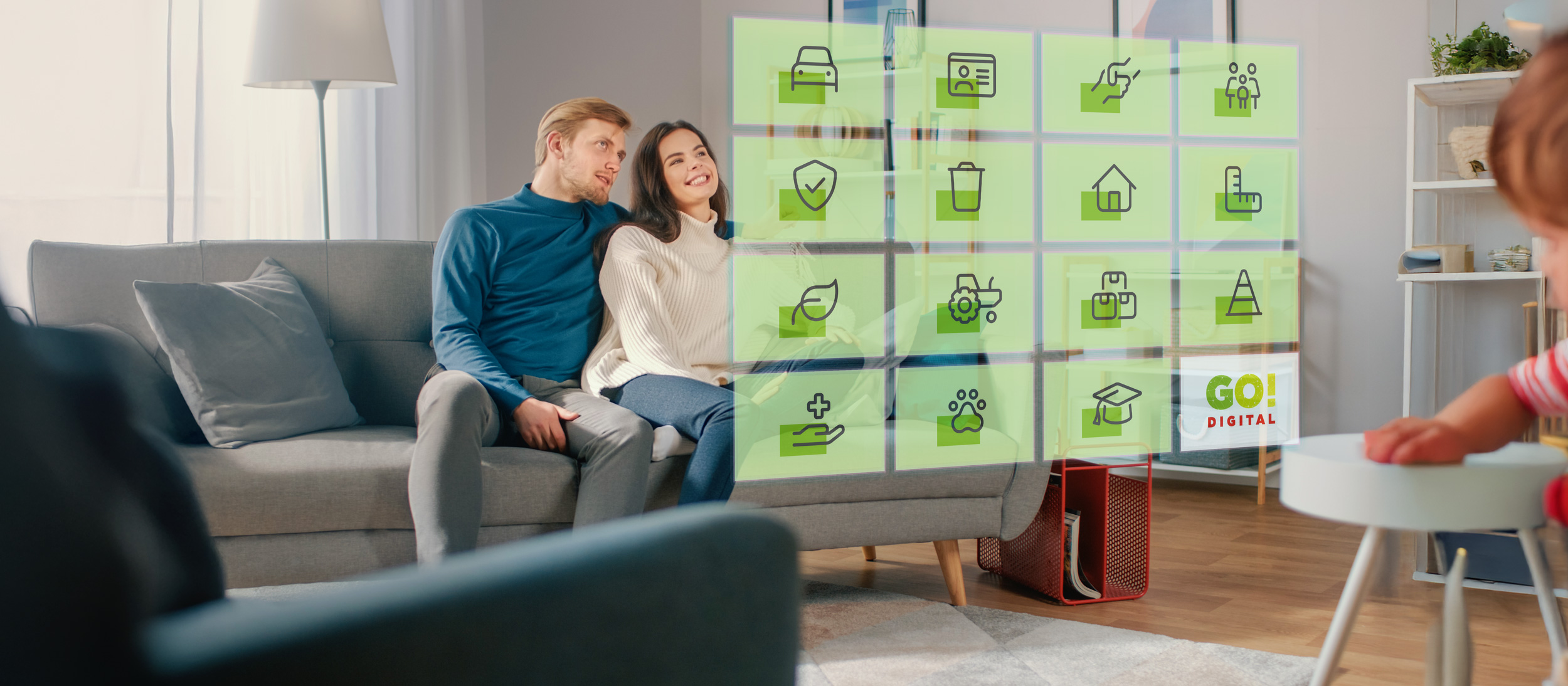 Bequeme Nutzung des Serviceportals von zuhause und unterwegs. Ein Mann und eine Frau sitzen gemütlich auf der Couch und informieren sich über die Services des Landratsamtes